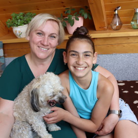 Manželka Vlasty Horvátha se starší dcerou Lindou a jejich domácím mazlíčkem.