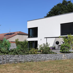 Celý dům Josefa Maršálka je obehnaný kamennou gabionovou zdí.