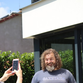 Cukrář Josef Maršálek přivítal tým magazínu Lifee.cz tematicky - chlebem a solí.