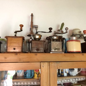 ... a sbírka starodávných mlýnků.