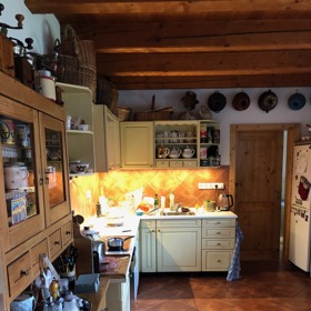 Dominantou chalupy je kuchyně, ani v té nechybí renovované kousky nábytku...