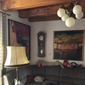 Překrásná jihočeská chalupa je zařízená ve venkovském stylu, Ivo Šmoldas se tady mimo odpočinku věnuje i renovaci starého nábytku.