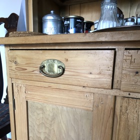 Rukama Ivo Šmoldase prošel i  tenhle starodávný kredenc.