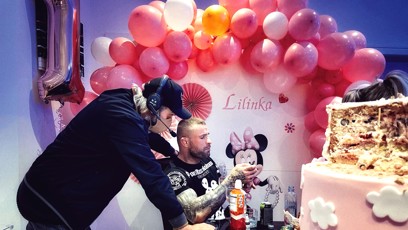FOTO: Zápasník Karlos Vémola s režisérem snímku.