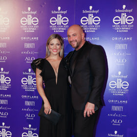 Eva pěje ódy na svého manžela. 