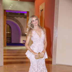 Tereza Maxová si večer užila v krajkové róbě pudrové barvy, které v oblasti boků zdobilo peplum.