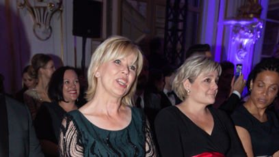 FOTO: Eva Pavlová oblékla róbu v petrolejové barvě.
