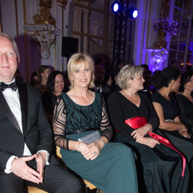 První dáma Eva Pavlová. O styling se postarala Lenka Bernardes da Silva, která vybrala večerní róbu petrolejové barvy ze své tvorby a šperky Roberto Coin z 18karátového bílého zlata z kolekcí Animalier a Cento.