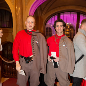 Herec Jan Komínek na Česko-Slovenský ples v roce 2023 se svým kamarádem zase dorazil v sokolské uniformě, což byl skutečně zajímavě zvolený oděv, pokud pánové měli na pozvánkách napsaný smoking.