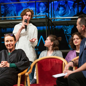 S oběma rodiči už hraje v činohře Divadla Na Fidlovačce, Krajina 0.