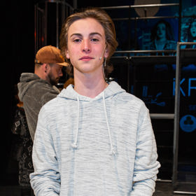 Maxmilián Dolanský studuje pražskou konzervatoř a po vzoru rodičů chce být hercem.