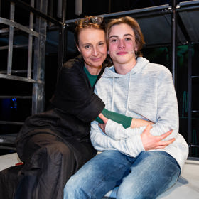 Mladý herec Maxmilián Dolanský je synem herečky Lenky Vlasákové a herce Jana Dolanského.