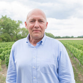 Sympatický herec Robert Jašków.