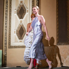 Diana Dulínková oblékla do pražské Lucerny stříbrné saténové šaty.