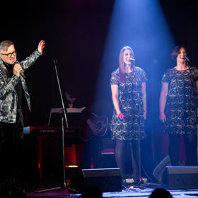 Viktorie Kotvaldová svého tátu profesionálně doprovází.