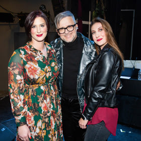 Petr Kotvald se svými dvěma vokalistkami. Viktorie Kotvaldová je vlevo.