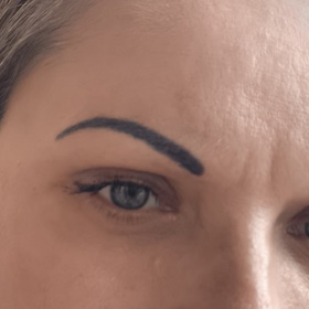 Vrásku mračivku, tedy vrásku mezi obočím, mnozí považují za nejvýraznější. I já k nim patřím, zkusila proto ošetření bylinkami. 