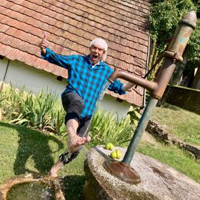 Láďa Hruška bojuje s horkem u domácí pumpy.