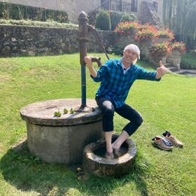 Láďa Hruška radí čtenářům Lifee namočit a zmrazit prostěradlo, používat větrák a také domácí zásoby vychlazené vody. 