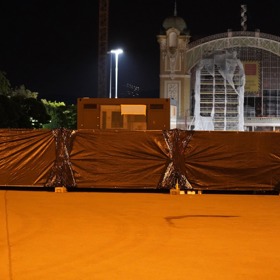 Takto Bartošek hlídá milion dolarů. 