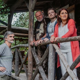 Eva Leinweberová tvrdí, že natáčení Osady tak trochu připomíná školní výlet či pionýrský tábor.