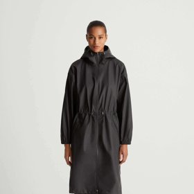 Klasická vodotěsná parka, Oysho, 1 799 Kč.