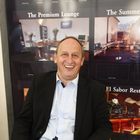 Jak nám prozradil jeho syn David, v minulosti mu k narozeninám udělal radost například bagr.