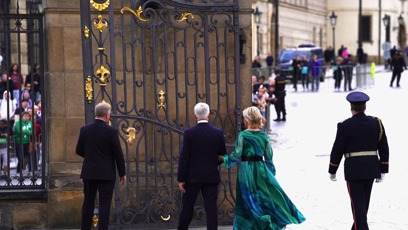 FOTO: Petr Pavel a Eva Pavlová u pražského Hradu.
