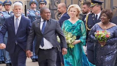 FOTO: Eva Pavlová a Petr Pavel přivítali mosambický prezidentský pár.