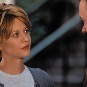 Meg Ryan se zapsala do povědomí diváků jako hrdinka oblíbených romantických komedií, například Lásky přes internet, kde si zahrála s Tomem Hanksem. Její roztomilý obličej a typický rozvrkočený účes milovali snad všichni.