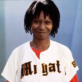 Před Langellou prožila Whoopi tři manželství a dva ostře sledované románky - s hereckým kolegou Tedem Dansonem, kterého rozvedla s tehdejší manželkou, a představitelem Jamese Bonda Timothym Daltonem.