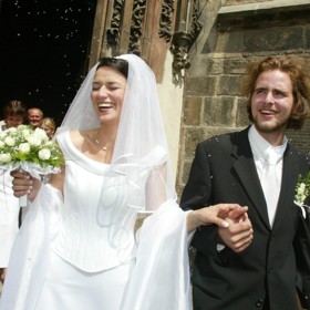 První svatba Adély Gondíkové proběhla v roce 2002. Brala si herce Ondřeje Brouska.