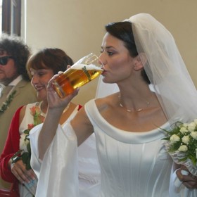 Už tenkrát bylo jasné, že Adéla Gondíková zkrátka miluje pivo.