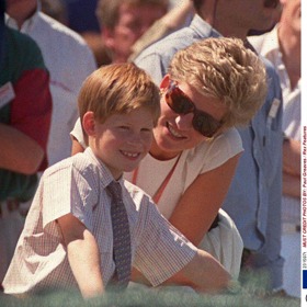 Harry dodnes lituje toho, že maminku při telefonickém rozhovoru v den její smrti odbyl, aby si mohl hrát s bráchou Williamem a sestřenicemi.