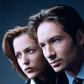 David Duchovny se proslavil jako představitel agenta Foxe Muldera v seriálu Akta X, kde si zahrál po boku Gillian Anderson.