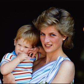 Harry tvrdí, že s maminkou má společný nos, barvu očí a strach ze tmy. Proto v dětství musel mít pootevřené dveře do chodby, jinak by neusnul.