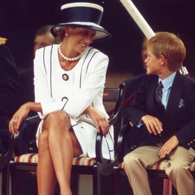 Princ Harry je přesvědčený, že on a William byli jedinými muži, kteří kdy Dianu skutečně milovali. A ona bezpodmínečně milovala je, jak jen to máma dokáže. Proto věřil, že vzdor zprávám, že je po smrti, se objeví na jeho třinácté narozeniny.