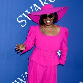 Whoopi Goldberg si vždy potrpěla na poněkud výstřední módu. Na červeném koberci byste ji nepřehlédli, ať už se na něm představila s některým ze svých partnerů nebo úplně sama.