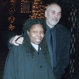 Předposlední dlouhodobý vztah tak měla Whoopi s hercem Frankem Langellou. Rozešli se po pěti letech soužití roku 2001. Frank pak začal chodit s hereččinou kolegyní z pořadu The View Barbarou Walters, což se Whoopi ani trošku nelíbilo.