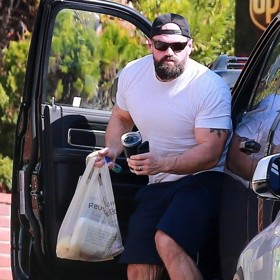 Ethan Suplee radikalně zhubl a nabral svaly. Vytahaná kůže, jako například zde na nohách, je nepříjemným mementem na obezitu.