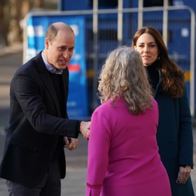 ... než dorazil William a jako první si s nimi potřásl rukou. Jeho příkladu pak následovala Kate.