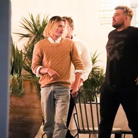 Syn Kyd (vlevo) zatím studuje a moc se ve společnosti neobjevuje. Plně mu vyhovuje život mimo světla ramp.