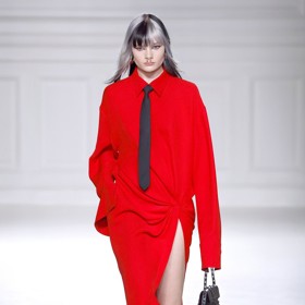 Módní dům Valentino představuje také názornou ukázku zapojení černé kravaty do outfitů v trendy barvě sezony - červené.