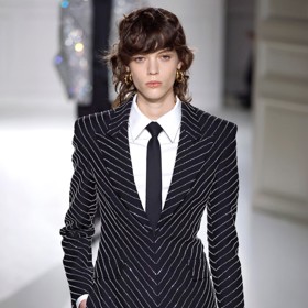 Šaty ve stylu blejzru v kombinaci s klasickou košilí a kravatou. (Valentino f/w 2023)