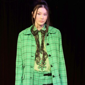 Tartan v zelené, ten si pro podzim roku 2023 oblíbila Anna Sui.