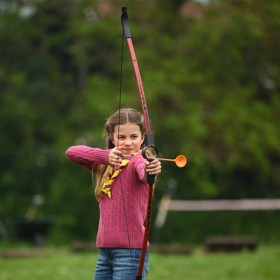 Ty princezna oblékla už v květnu letošního roku, kdy královská rodina navštívila skauty.