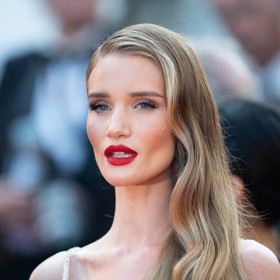 Rosie Huntington-Whiteley se svým studeným odstínem hnědé a jemným blond prosvětlením pro přirozený bronde efekt. 
