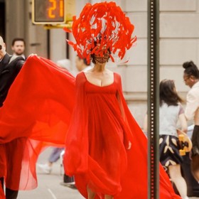 Róbu na Met Gala předvedla její postava v ulicích New Yorku.
