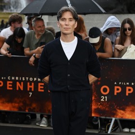 Ležérní retro look a stylový model inspirativního irského herce před novináři na náměstí Trafalgar v Londýně.