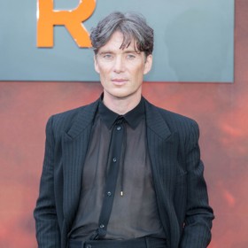 Proužkovaný oblek doplnila nepřehlédnutelná transparentní košile.